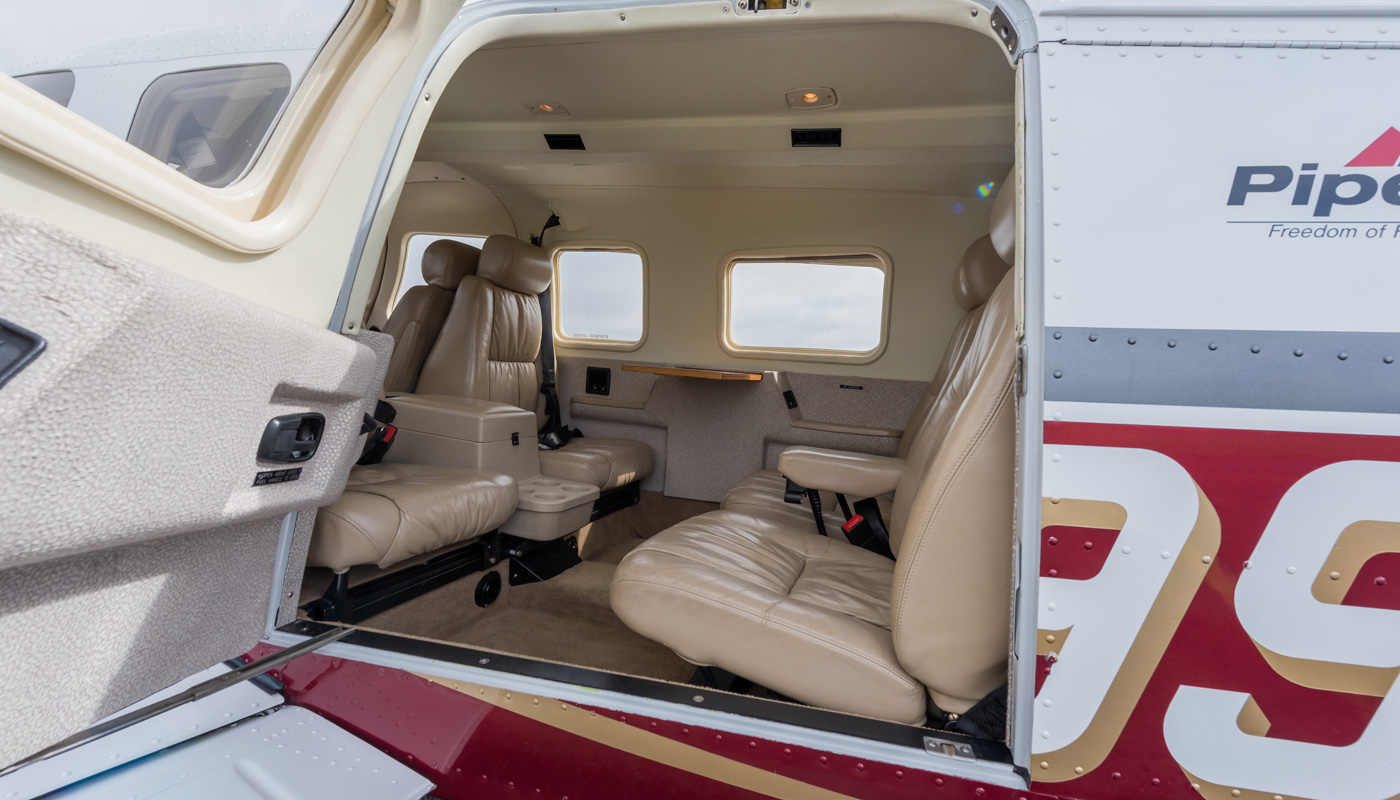 Piper Saratoga 6xt view inside the passenger club seating