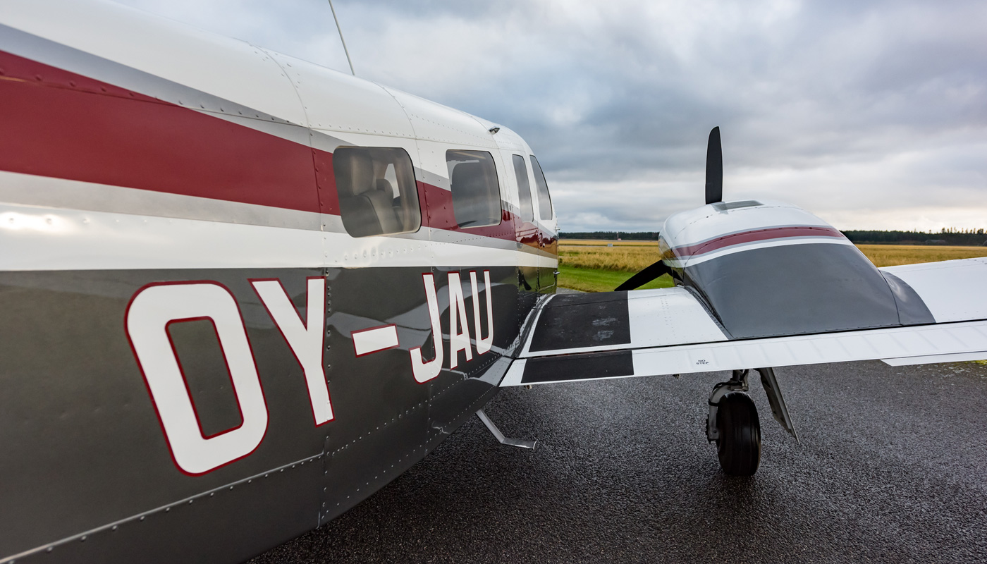 Piper Seneca V grey and red trim stripes