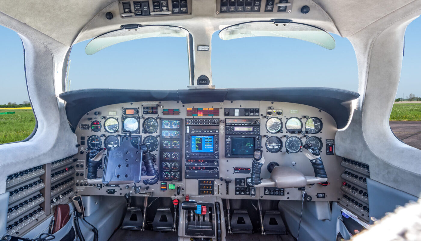 Cockpit and avionic, D-ESTT
