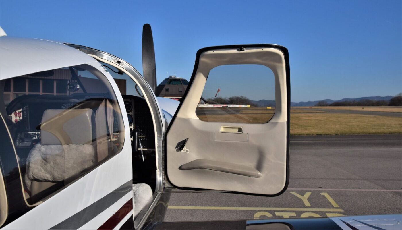 Mooney M20M, HB-DIR, open door